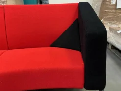 Fritz Hansen Wohnlandschaften|Sofa Decision Stoff Rot Schwarz Gestell Verchromt