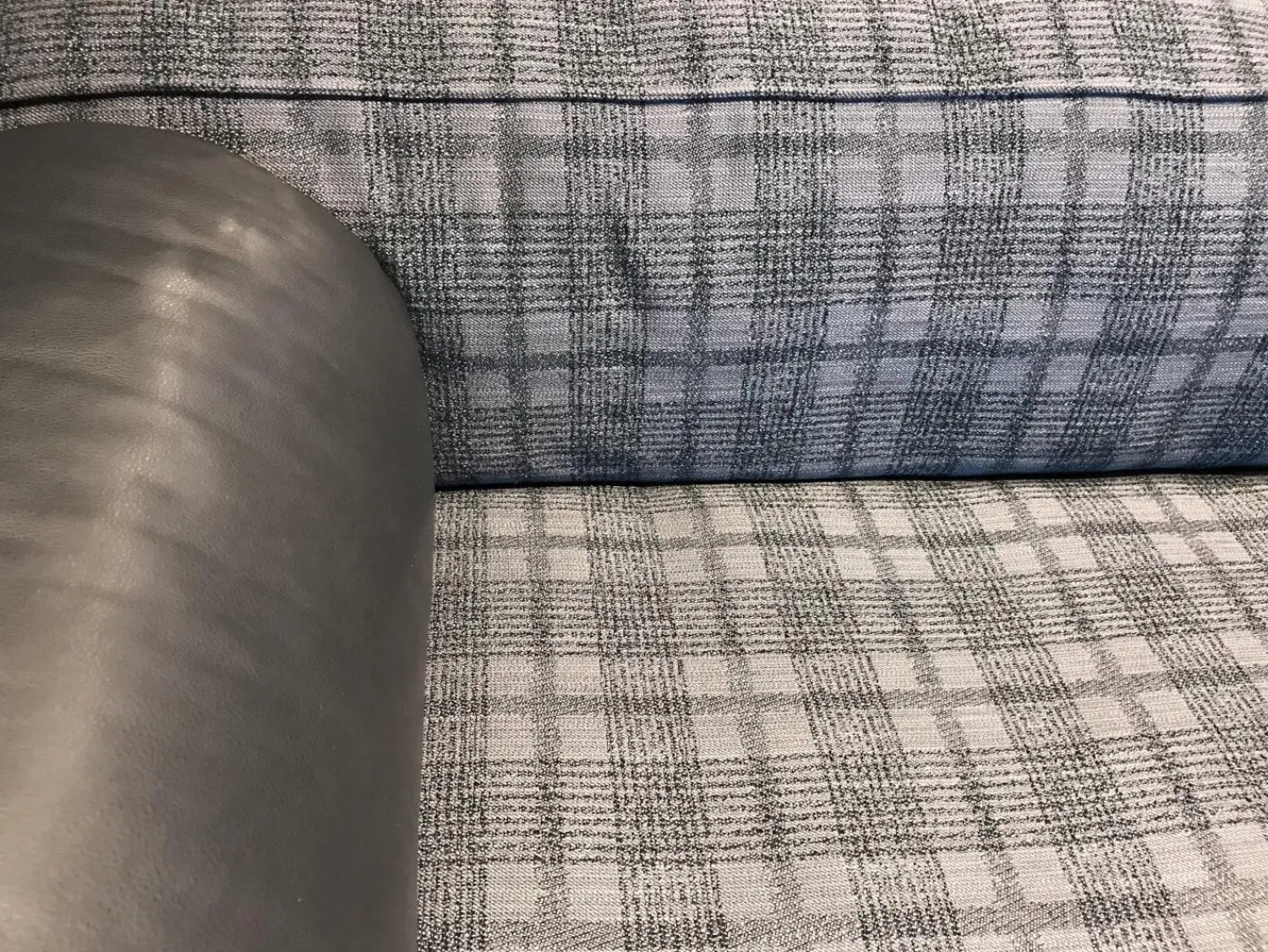 Brühl 2-Sitzer-Sofas|Sofa Easy Pieces Metal Stoff 4486 95 Mehrfarbig Grau Gestell Schwarz Inklusive Lederrolle Und Seitenkissen