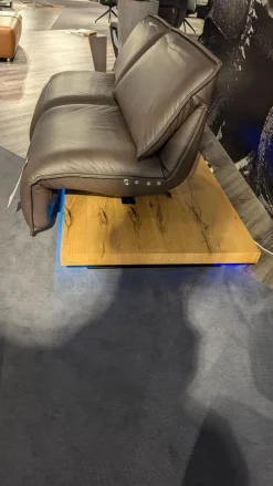 Koinor 2-Sitzer-Sofas|Sofa Edit 2 Leder D Dolce Cola Grau Braun Plateau 2 Balkeneiche Furniert Geölt Mit LED Beleuchtung Und Soundsystem