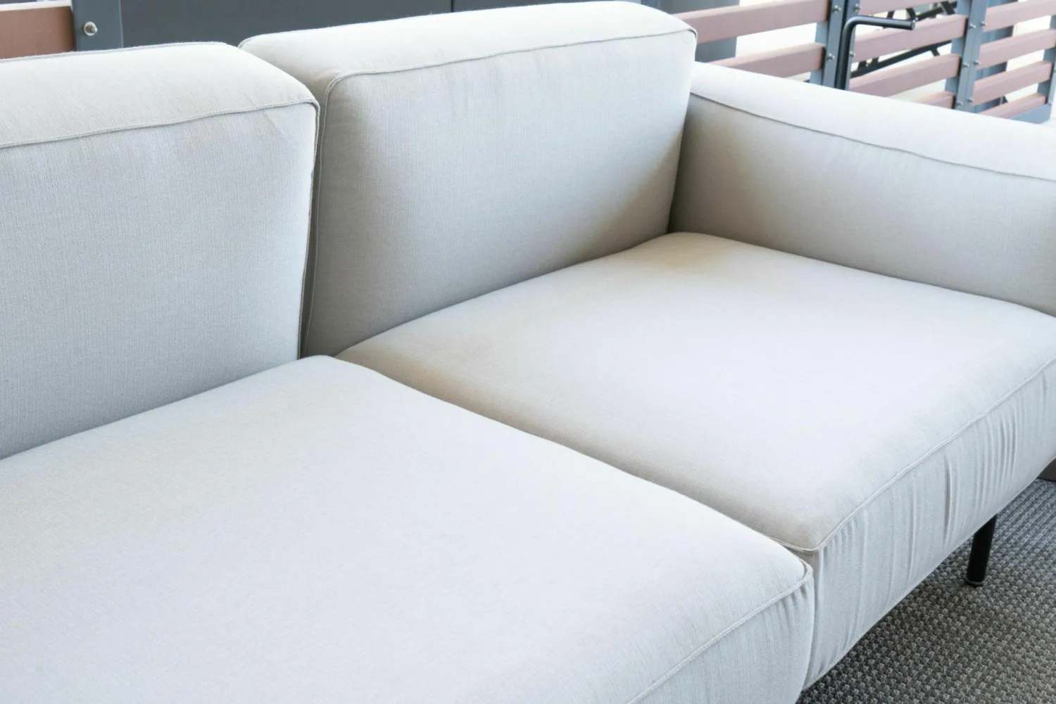 RODA 3-Sitzer-Sofas|Sofa Estendo 003 Stoff Shore Steel S25 Grau Gestell Aluminium Smoke 01 Schwarz Pulverbeschichtet