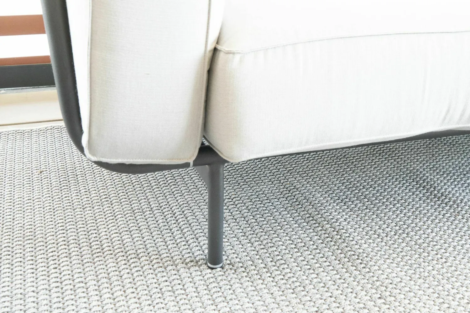 RODA 3-Sitzer-Sofas|Sofa Estendo 003 Stoff Shore Steel S25 Grau Gestell Aluminium Smoke 01 Schwarz Pulverbeschichtet