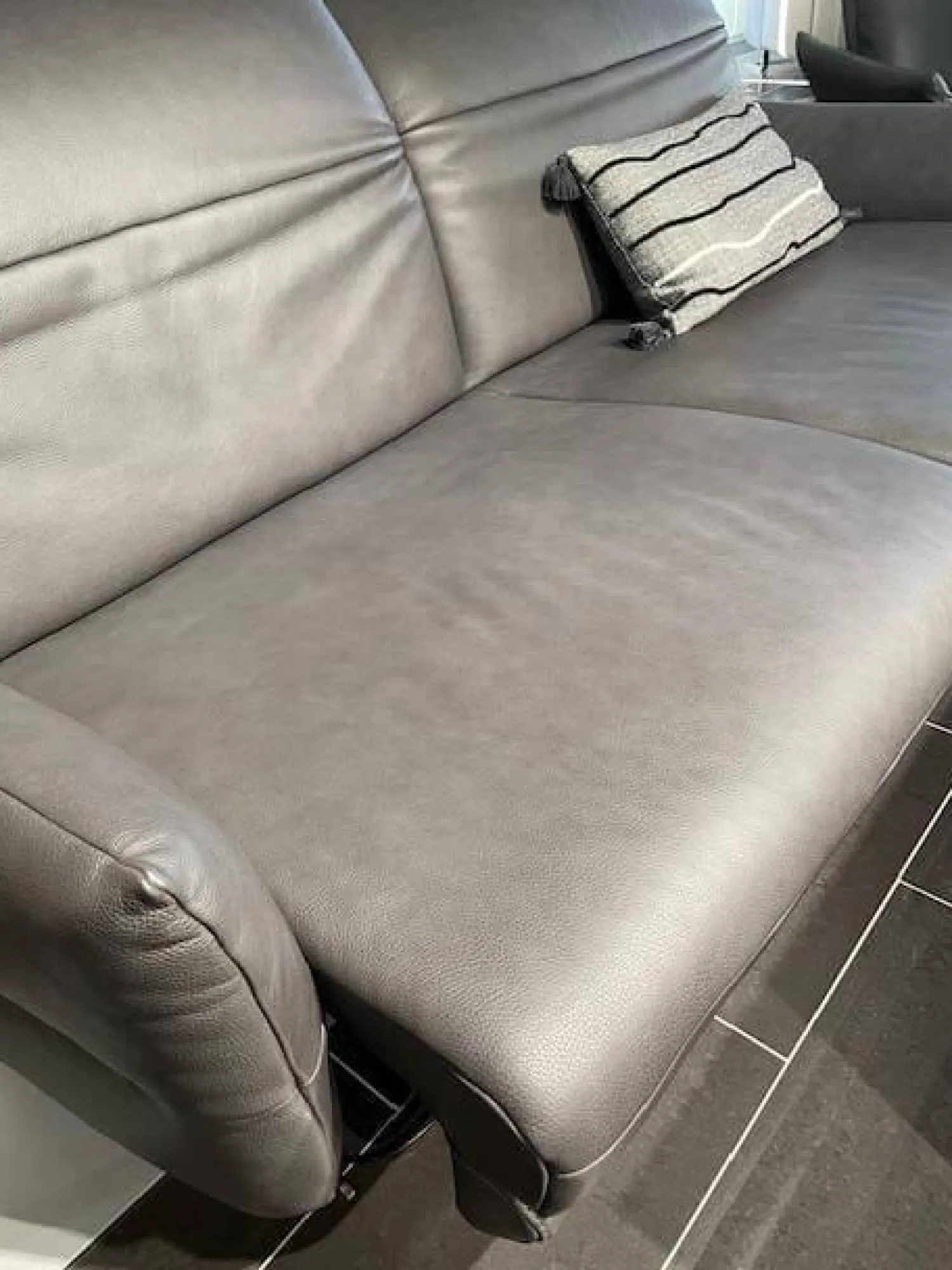Mondo 2-Sitzer-Sofas|Sofa Felini Leder Reno Anthrazit Metallkufe Matt Schwarz Mit Motorischem Vorziehsitz Und einem Kissen