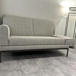 Jori 2-Sitzer-Sofas|Sofa Glove 8950 SO140 Stoff Bembebis C0720 Grau Untergestell Lackiert Bronze