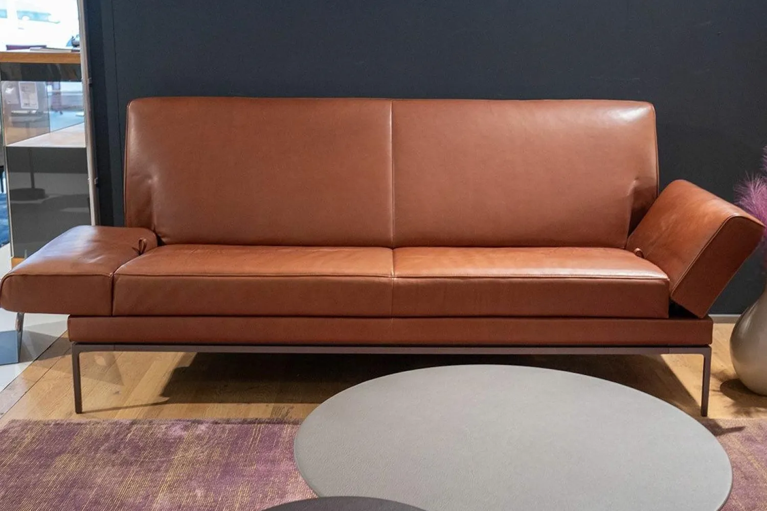 Jori 2-Sitzer-Sofas|Sofa Glove Pure Leder Lolita Cognac Braun Gestell Bronze Matt Pulverbeschichtet