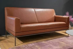 Jori 2-Sitzer-Sofas|Sofa Glove Pure Leder Lolita Cognac Braun Gestell Bronze Matt Pulverbeschichtet