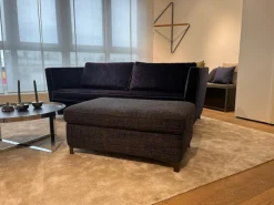 Christine Kröncke 2-Sitzer-Sofas|Sofa Hailey Stoff Eloy 052 Navy Blue Gestell Metall 15 Rauchbraun Hocker Stoff Chameleon 086 Grau-Blau mit Hocker