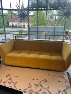 Raum.Freunde 2-Sitzer-Sofas|Sofa Hedda Stoff Velvet 16 Yellow Gelb Füße Kunststoff Schwarz