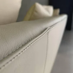 Walter Knoll 2-Sitzer-Sofas|Sofa Ishino Elen Leder 1391 Linen Grün Sockel Schwarz Lackiert