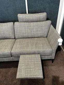 IP Design 2-Sitzer-Sofas|Sofa Jon Edwards Bezug Stoff Taylor BW1771 383 Grau Sockel Schwarz Matt Lackiert