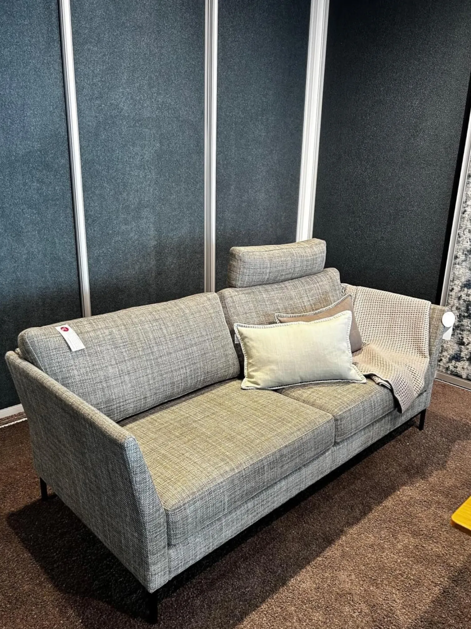 IP Design 2-Sitzer-Sofas|Sofa Jon Edwards Bezug Stoff Taylor BW1771 383 Grau Sockel Schwarz Matt Lackiert