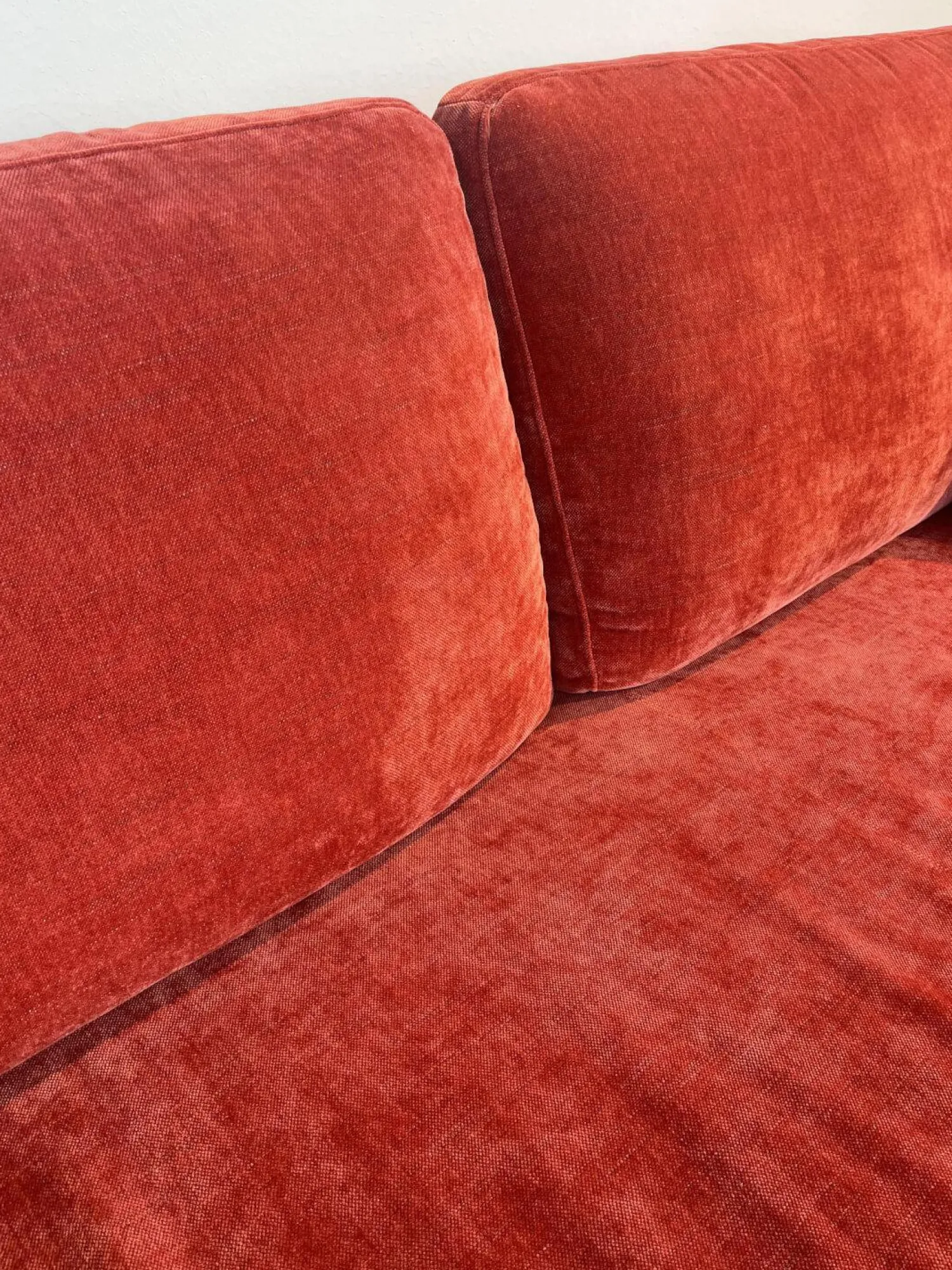 Raum.Freunde 2-Sitzer-Sofas|Sofa Lenni Style Stoff Wildflower 9 Raspberry Pink Rot Füße Metall Schwarz