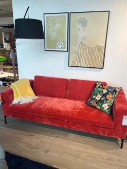 Raum.Freunde 2-Sitzer-Sofas|Sofa Lenni Style Stoff Wildflower 9 Raspberry Pink Rot Füße Metall Schwarz