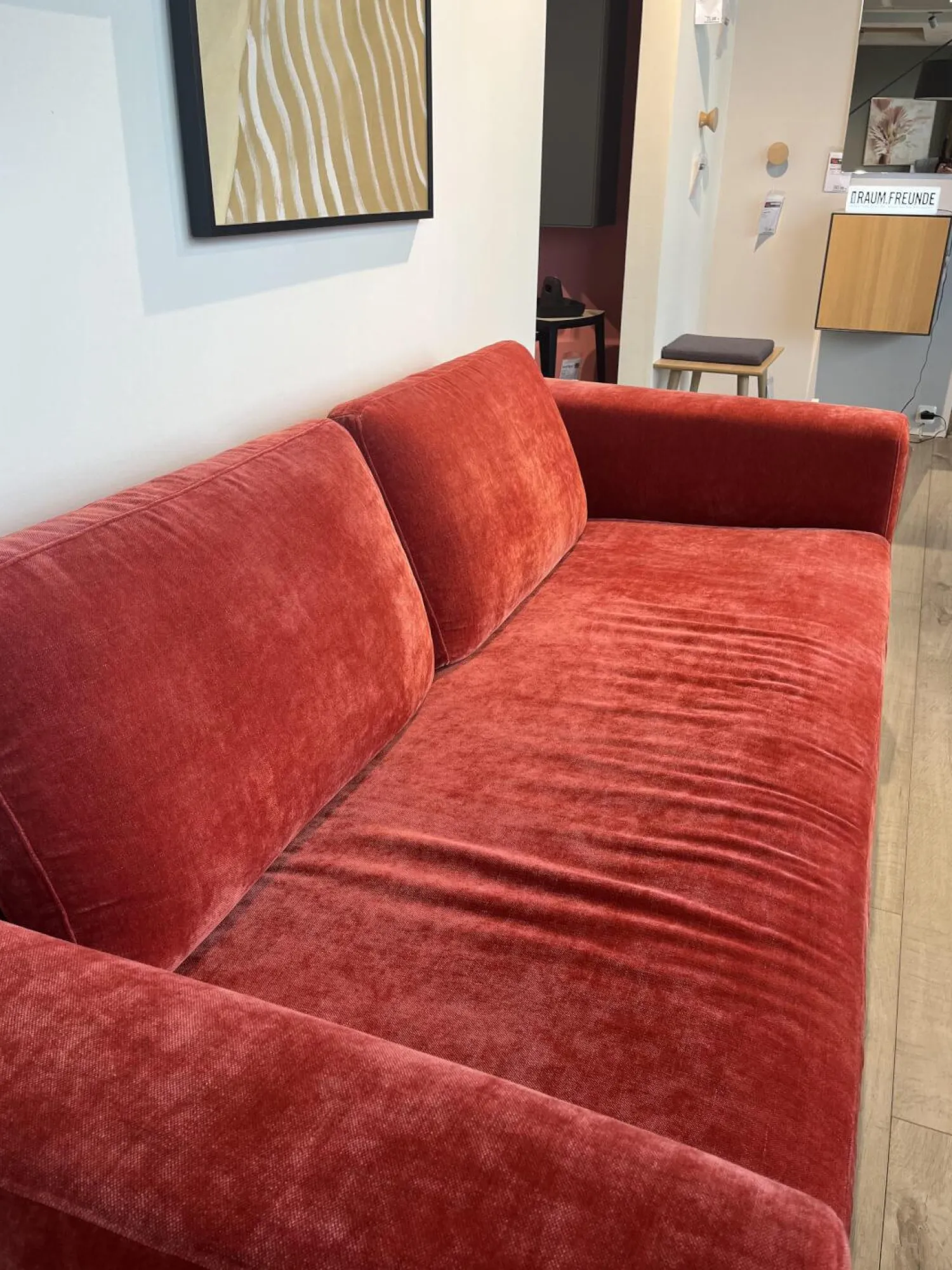 Raum.Freunde 2-Sitzer-Sofas|Sofa Lenni Style Stoff Wildflower 9 Raspberry Pink Rot Füße Metall Schwarz