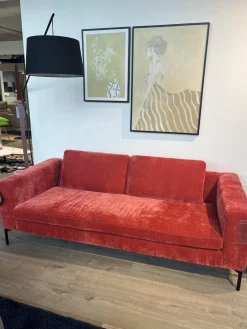 Raum.Freunde 2-Sitzer-Sofas|Sofa Lenni Style Stoff Wildflower 9 Raspberry Pink Rot Füße Metall Schwarz