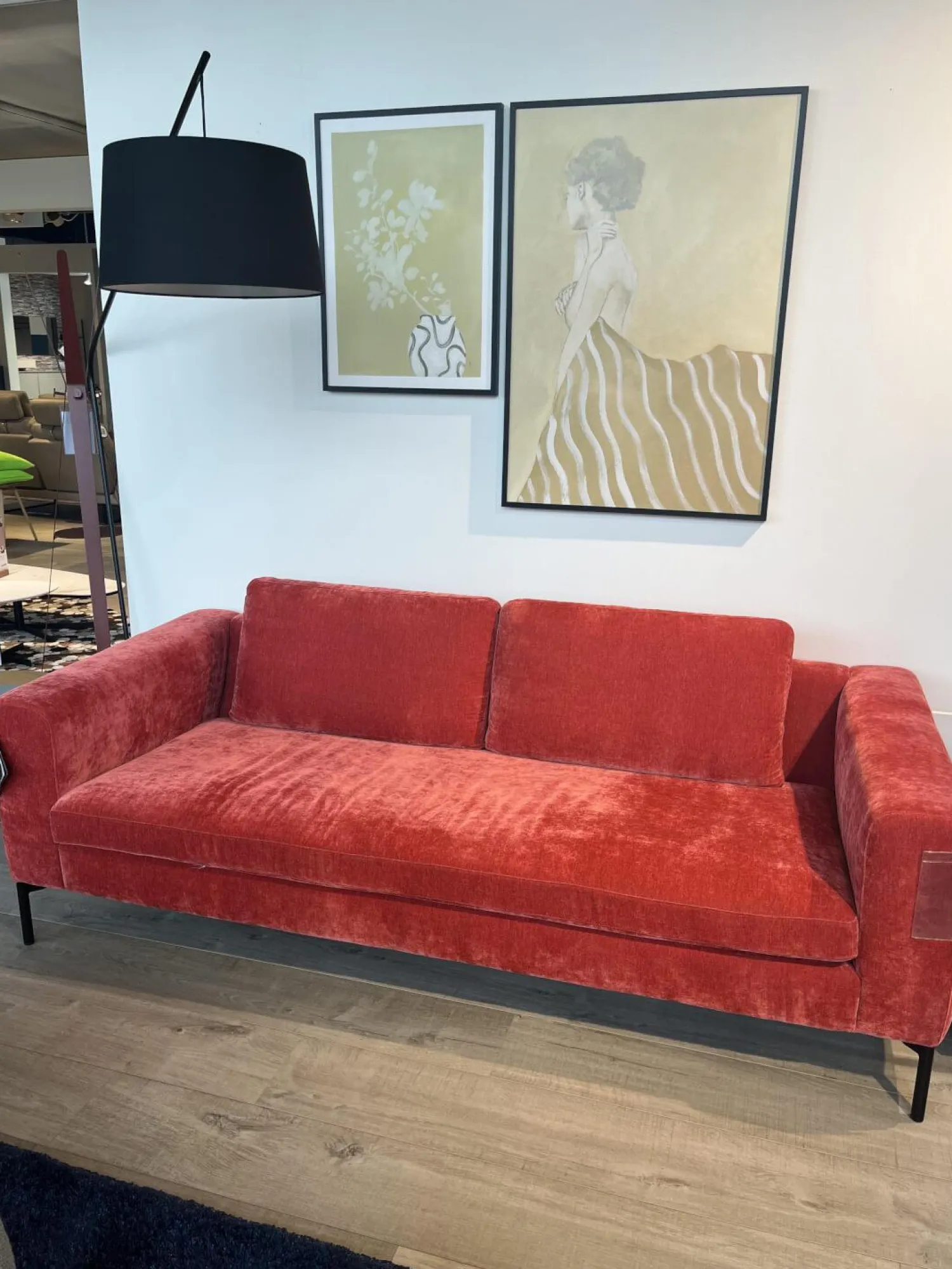Raum.Freunde 2-Sitzer-Sofas|Sofa Lenni Style Stoff Wildflower 9 Raspberry Pink Rot Füße Metall Schwarz