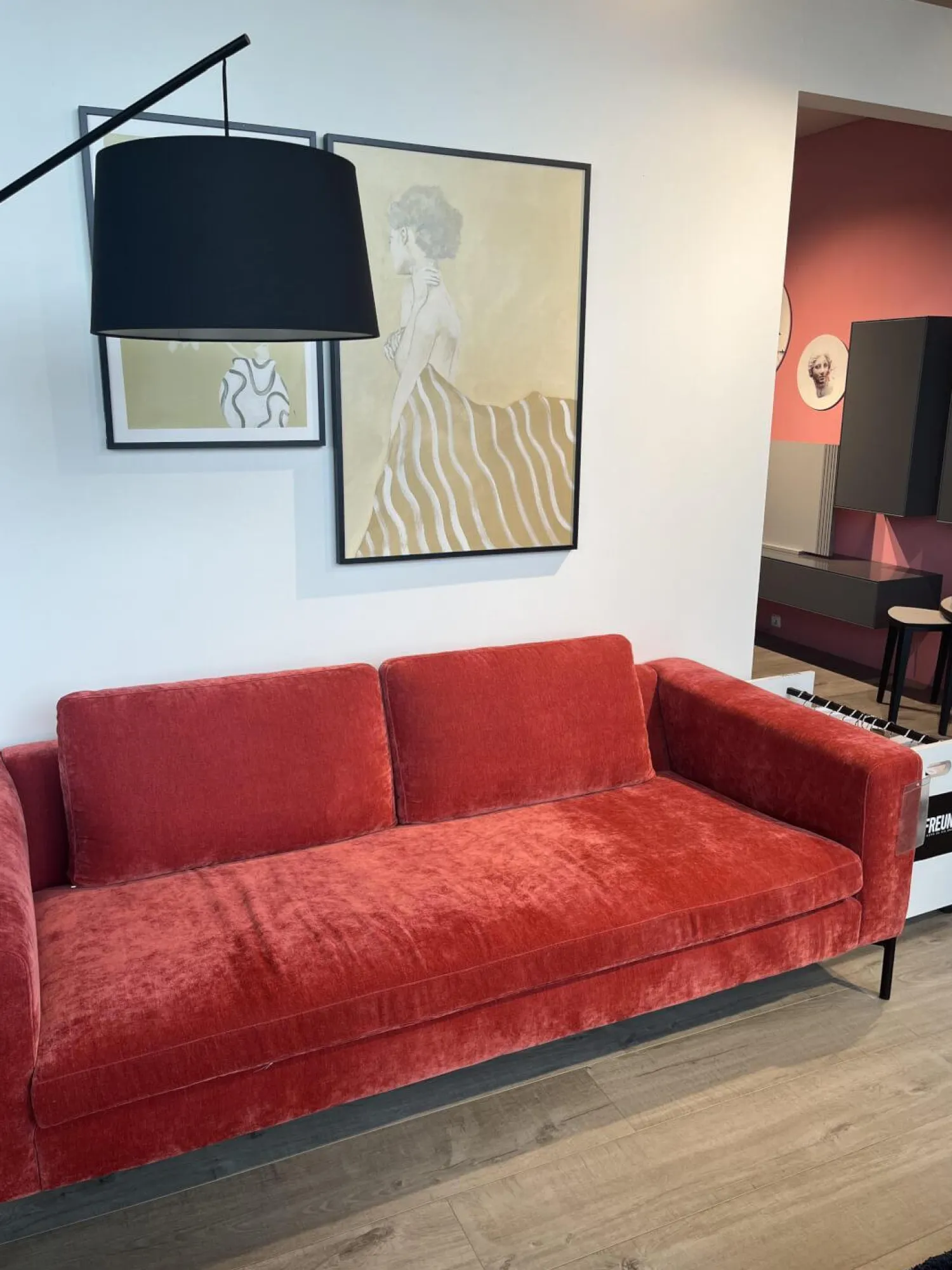 Raum.Freunde 2-Sitzer-Sofas|Sofa Lenni Style Stoff Wildflower 9 Raspberry Pink Rot Füße Metall Schwarz