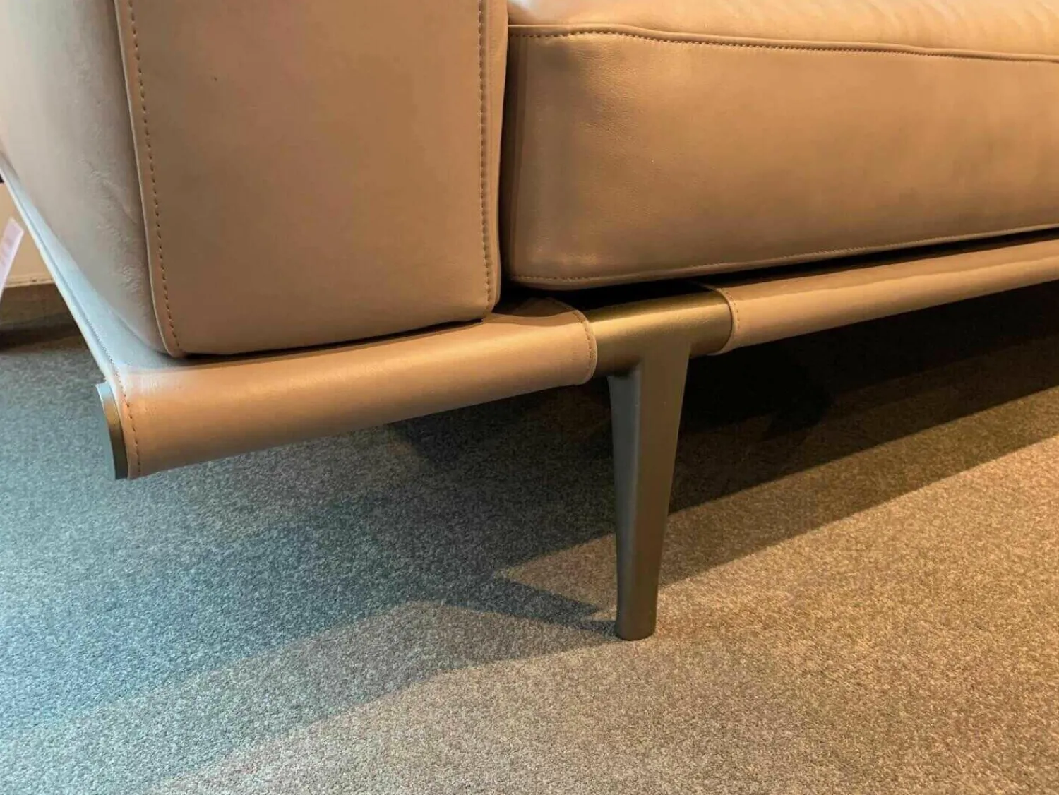 Poltrona Frau 2-Sitzer-Sofas|Sofa Let It Be Leder Soul Smokey Braun mit 2 Kissen und Kopfstütze