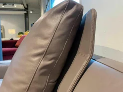 Poltrona Frau 2-Sitzer-Sofas|Sofa Let It Be Leder Soul Smokey Braun mit 2 Kissen und Kopfstütze