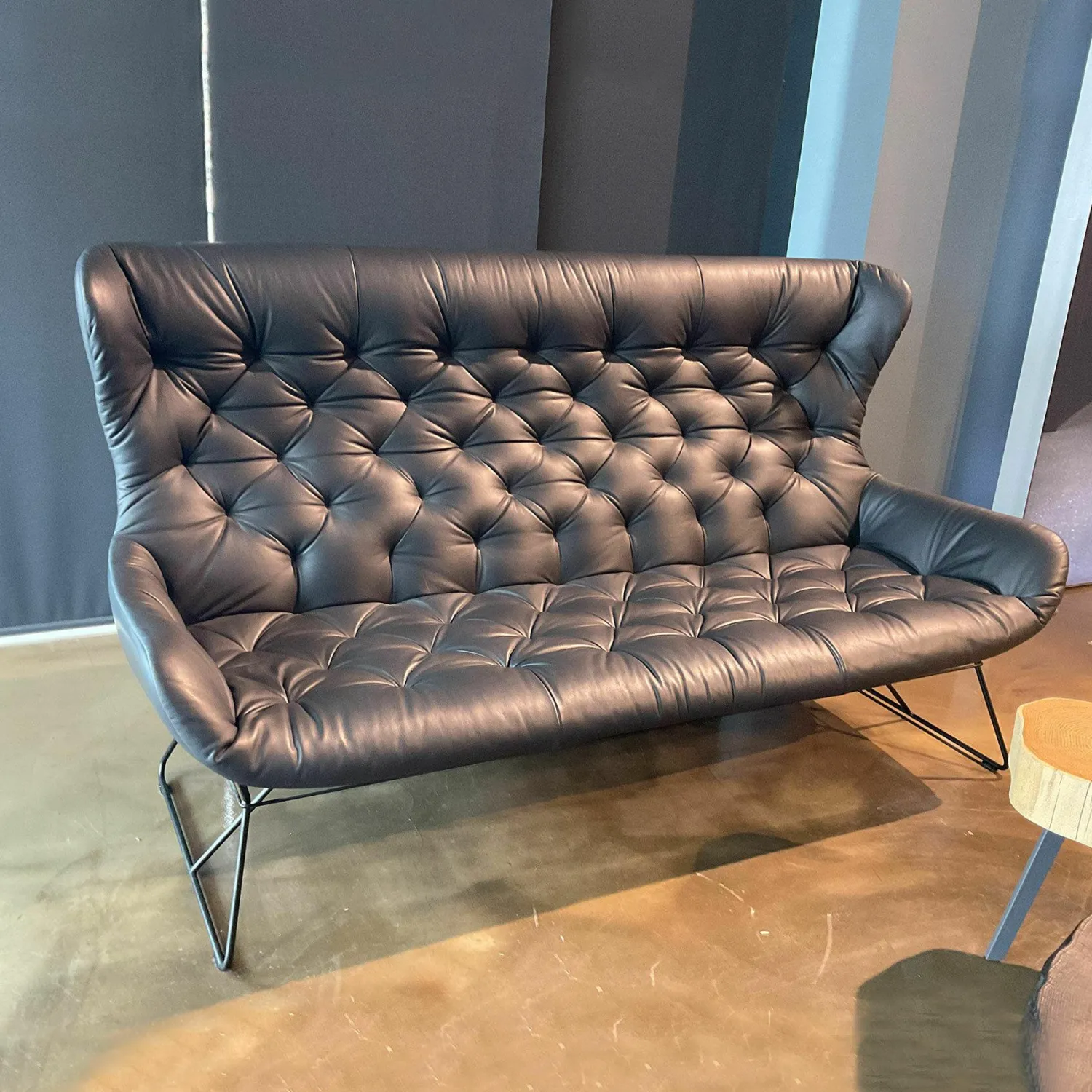 Freifrau 2-Sitzer-Sofas|Sofa Leya Wingback Leder Opium 154 Carbon Grau Drahtgestell Metall Tiefschwarz