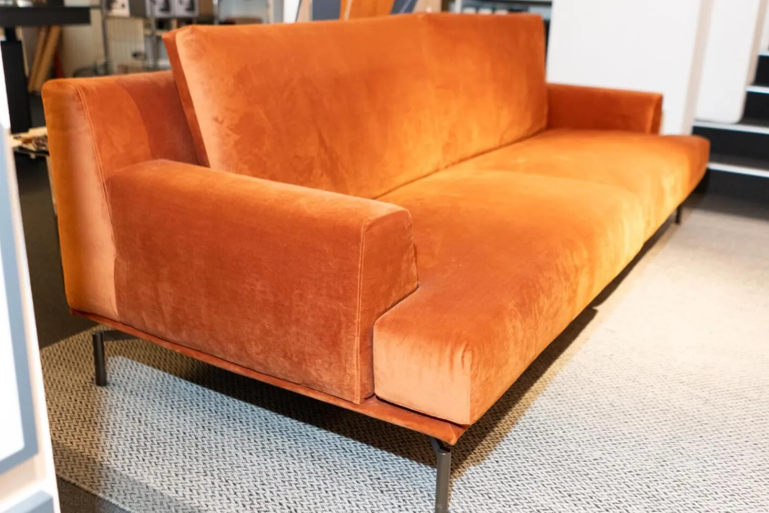 Marelli 2-Sitzer-Sofas|Sofa Liam 9LI204 Stoff Koala 129 C Orange Fuß B Lack Bronze 0PM18