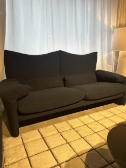 Cassina 3-Sitzer-Sofas|2-Sitzer-Sofas|Sofa Maralunga Maxi Stoff Look Notte Blau Füße Noce Canaletto