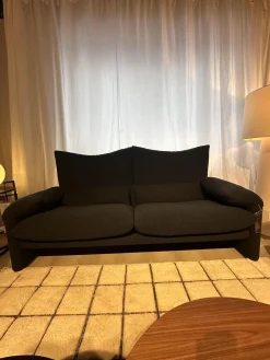 Cassina 3-Sitzer-Sofas|2-Sitzer-Sofas|Sofa Maralunga Maxi Stoff Look Notte Blau Füße Noce Canaletto