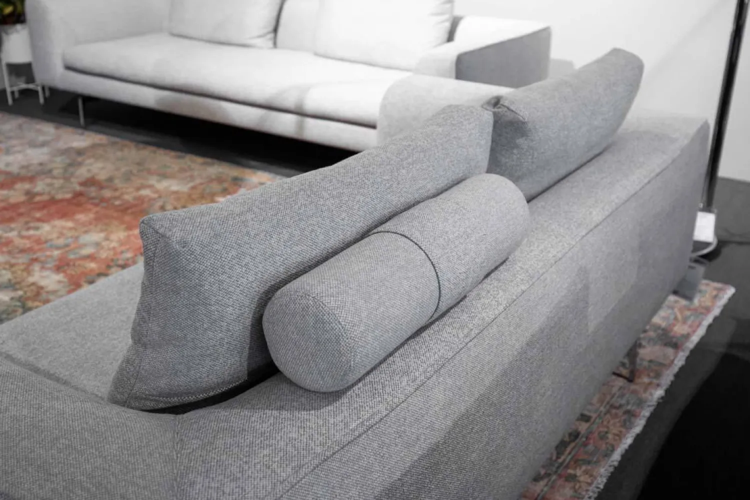 COR 2-Sitzer-Sofas|Sofa Mell Lounge B190 Stoff 8150 Hellgrau Gestell Metall mit 2 Rückenkissen