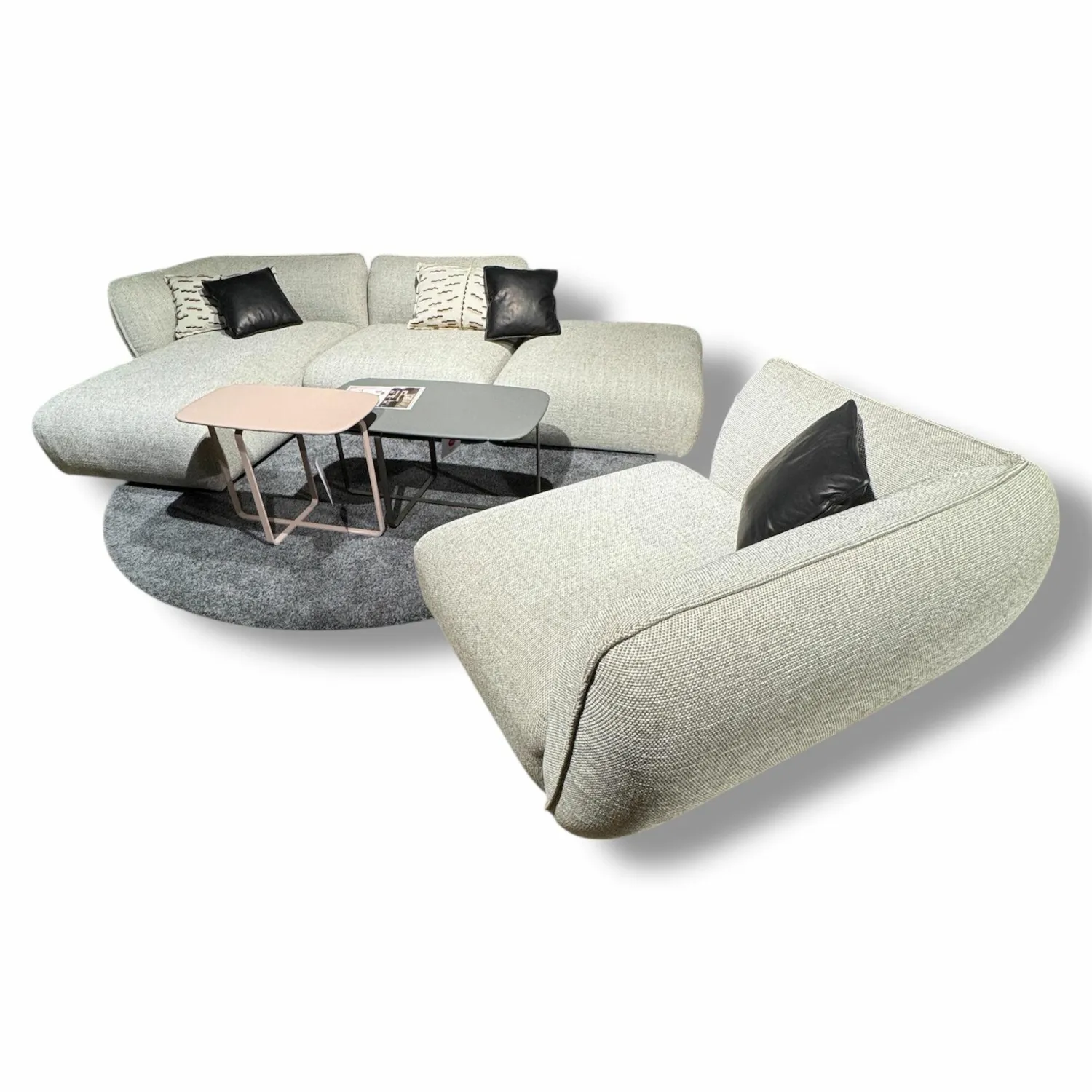 Freifrau Wohnlandschaften|Sofa Mia Stoff Sahco Safire 0004 Hellgrau mit 5 Kissen