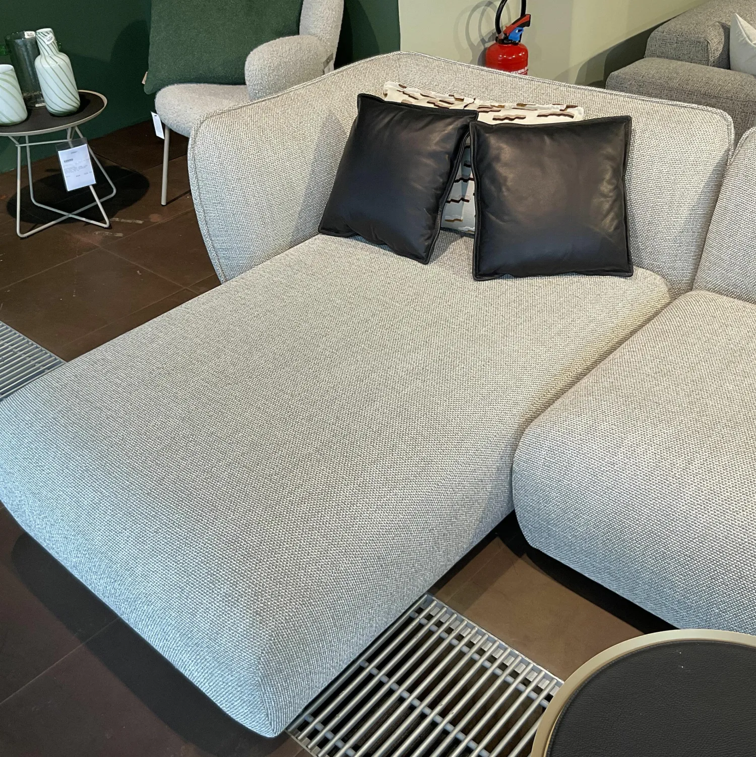 Freifrau Wohnlandschaften|Sofa Mia Stoff Sahco Safire 0004 Hellgrau mit 5 Kissen