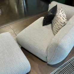 Freifrau Wohnlandschaften|Sofa Mia Stoff Sahco Safire 0004 Hellgrau mit 5 Kissen