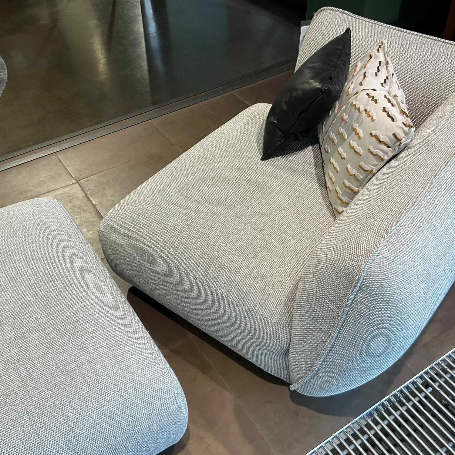 Freifrau Wohnlandschaften|Sofa Mia Stoff Sahco Safire 0004 Hellgrau mit 5 Kissen