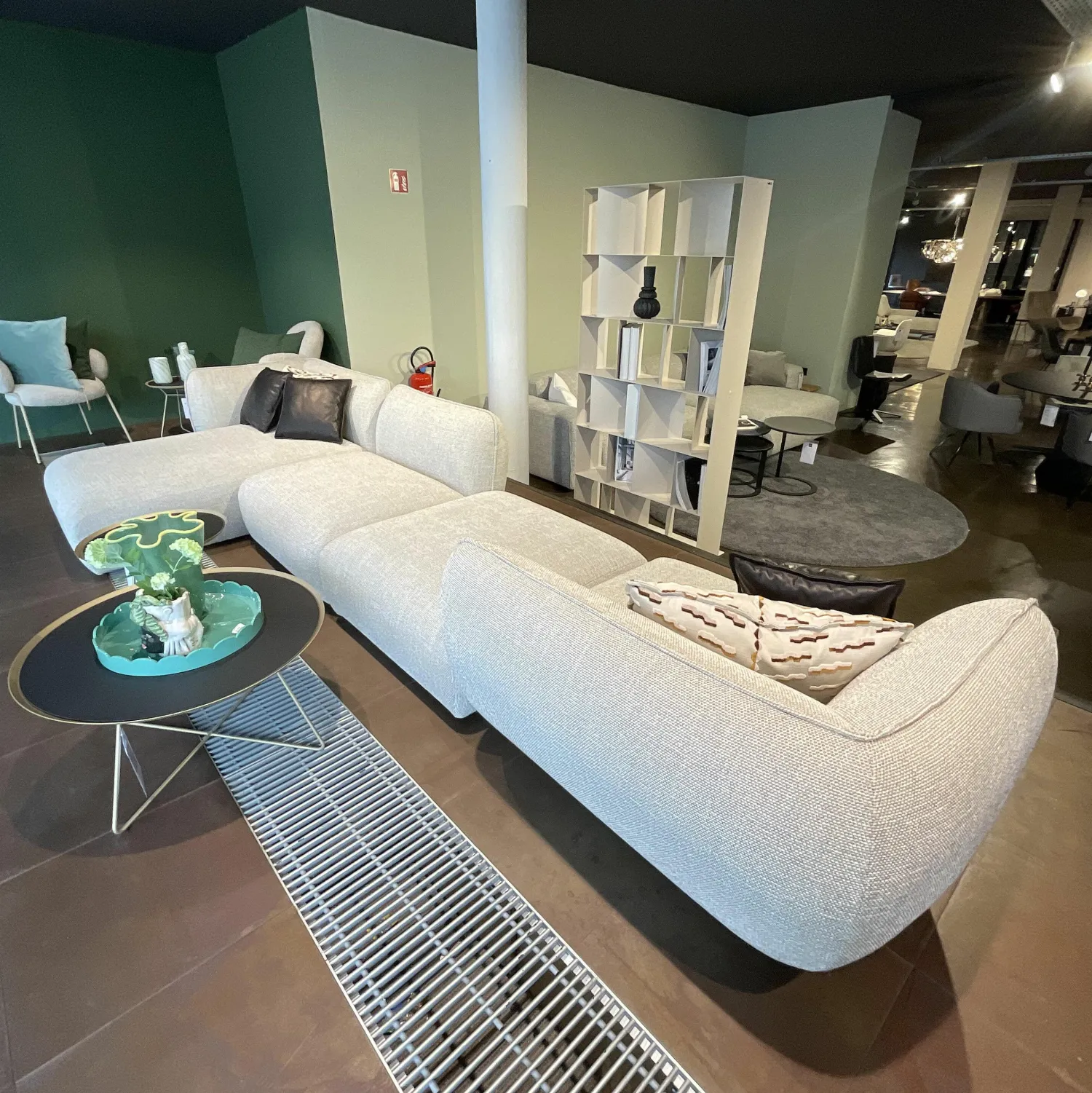 Freifrau Wohnlandschaften|Sofa Mia Stoff Sahco Safire 0004 Hellgrau mit 5 Kissen