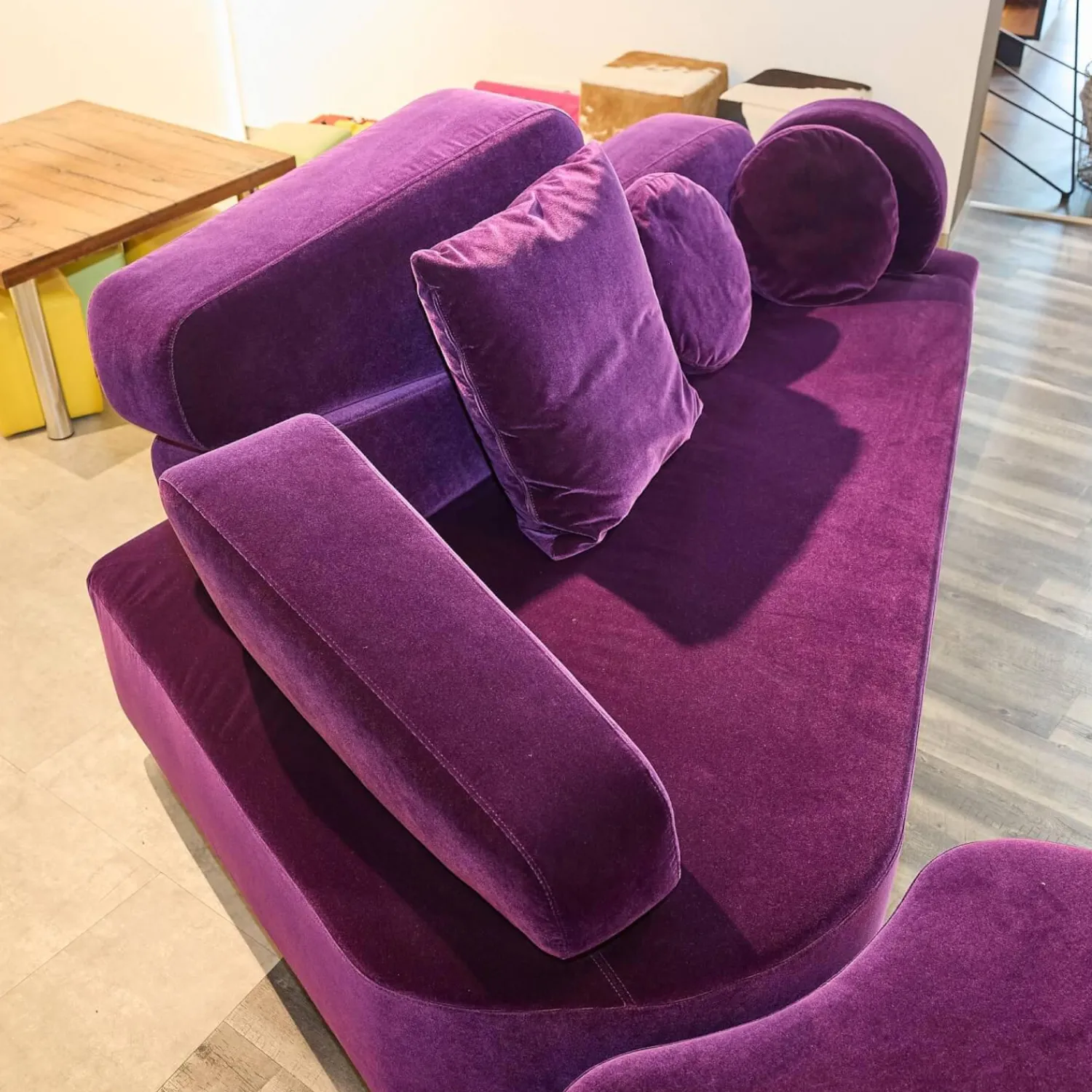 Brühl 2-Sitzer-Sofas|Sofa Mosspink Bezug Stoff 4473 87 Samt Lila Violett Alufuß Rund Ausrichtung Links Inklusive Hocker Und 3 Kissen