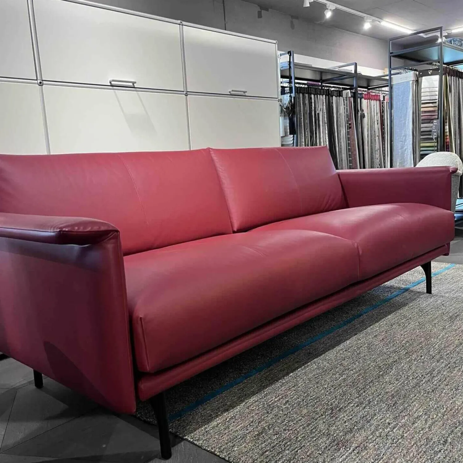 Montis 2-Sitzer-Sofas|Sofa Otis Leder Cuba Red Füsse Aluminium Schwarz Matt Pulverbeschichtet