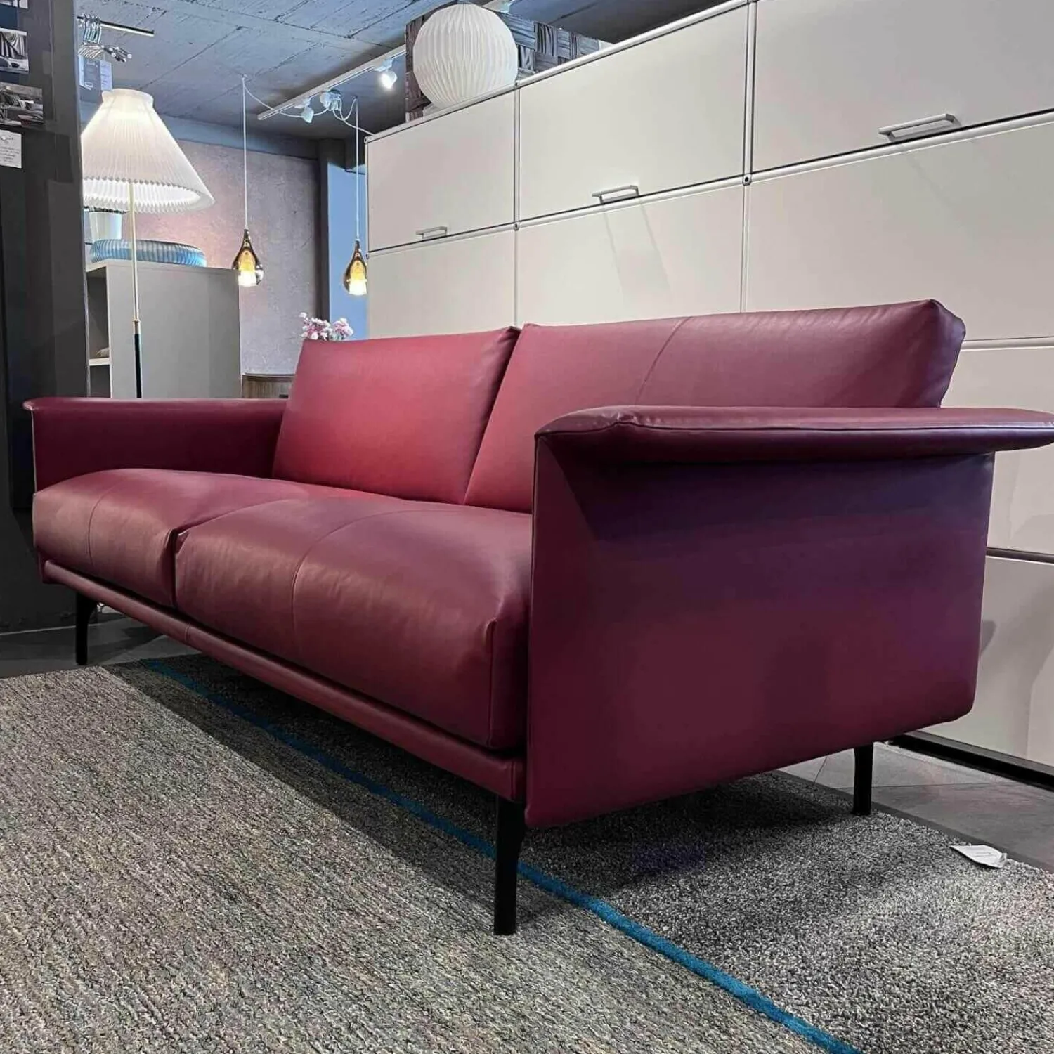 Montis 2-Sitzer-Sofas|Sofa Otis Leder Cuba Red Füsse Aluminium Schwarz Matt Pulverbeschichtet
