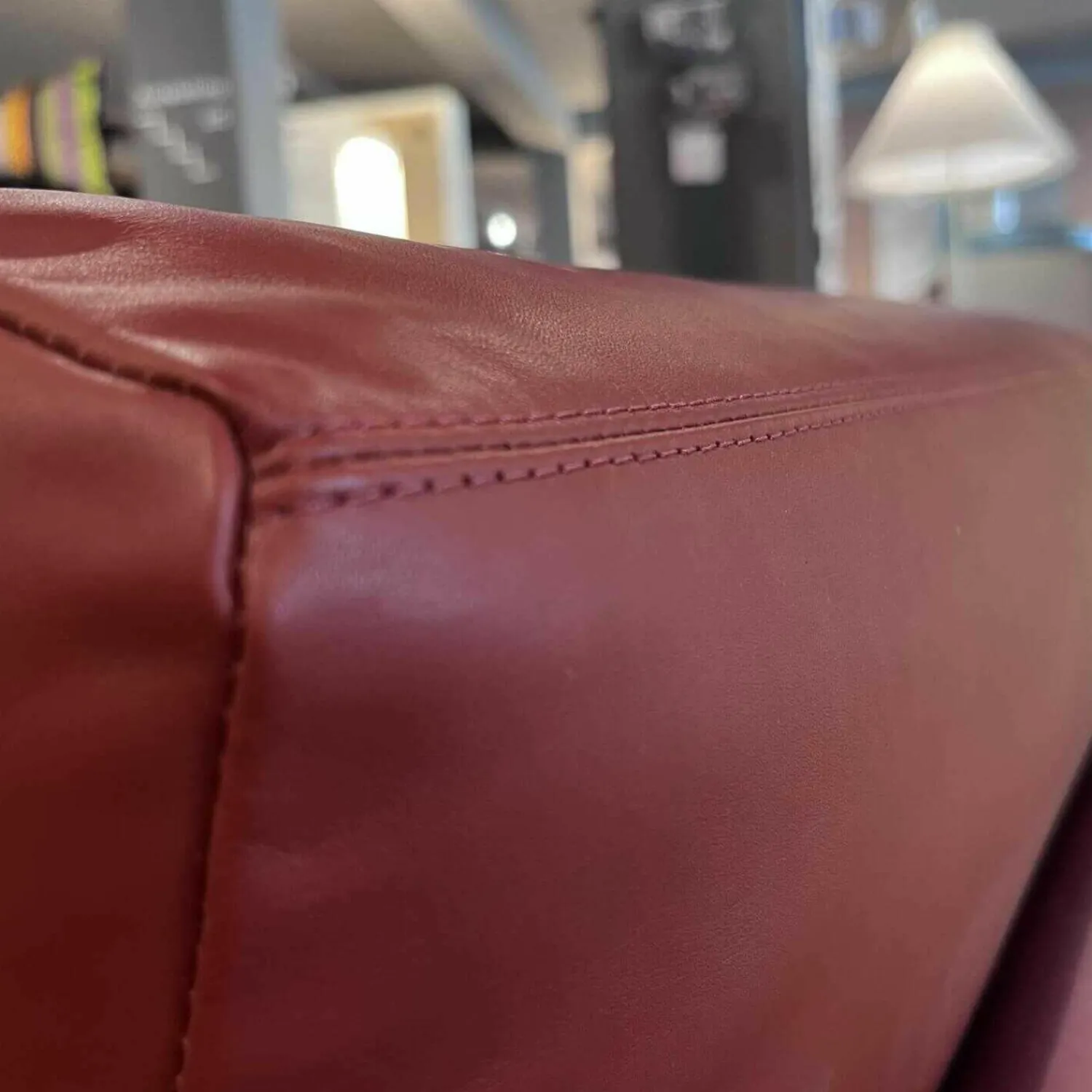 Montis 2-Sitzer-Sofas|Sofa Otis Leder Cuba Red Füsse Aluminium Schwarz Matt Pulverbeschichtet