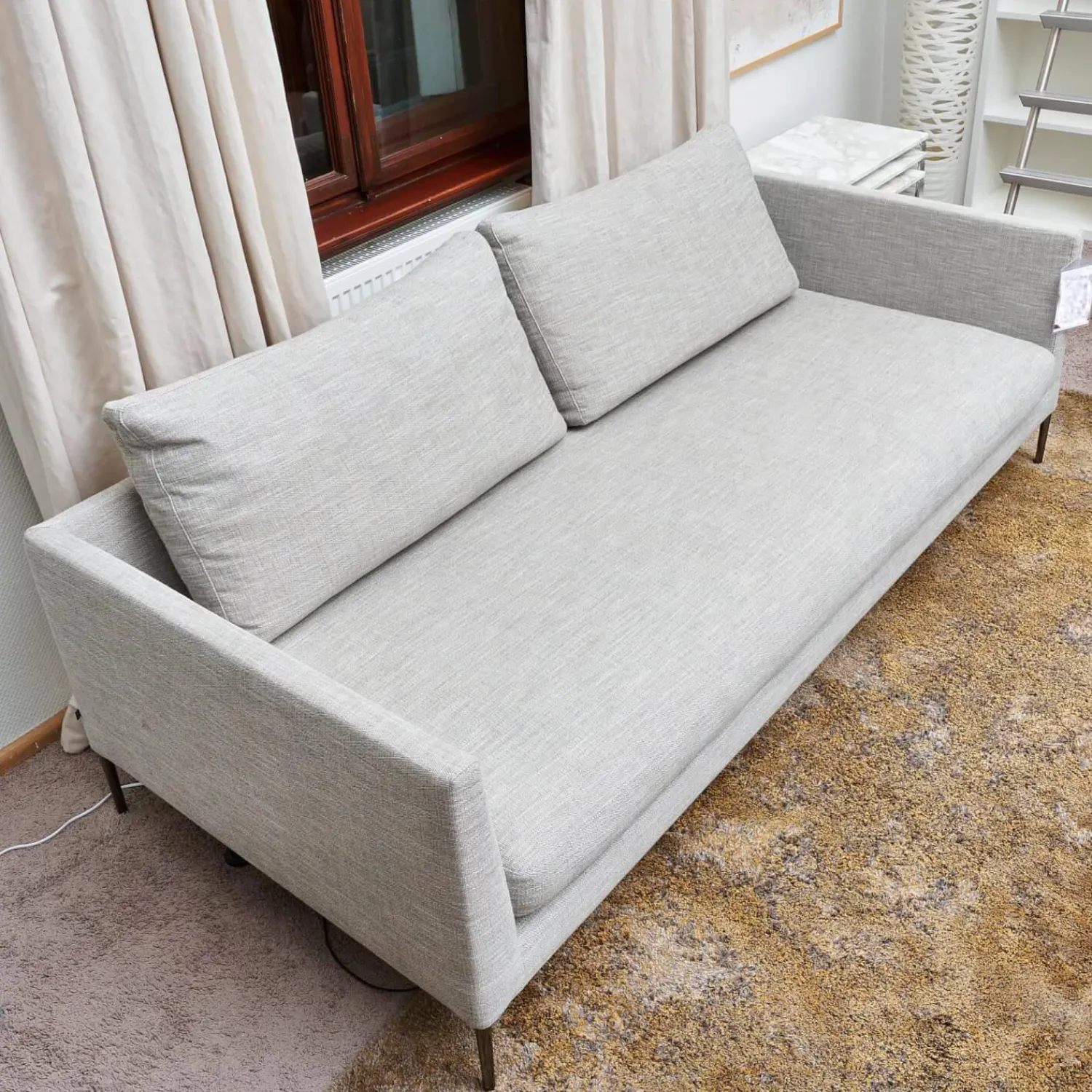 COR 2-Sitzer-Sofas|Sofa Pilotis Stoff 9208 Rauchgrau Füße Metall Verchromt Inklusive Rücken Und Wurfkissen