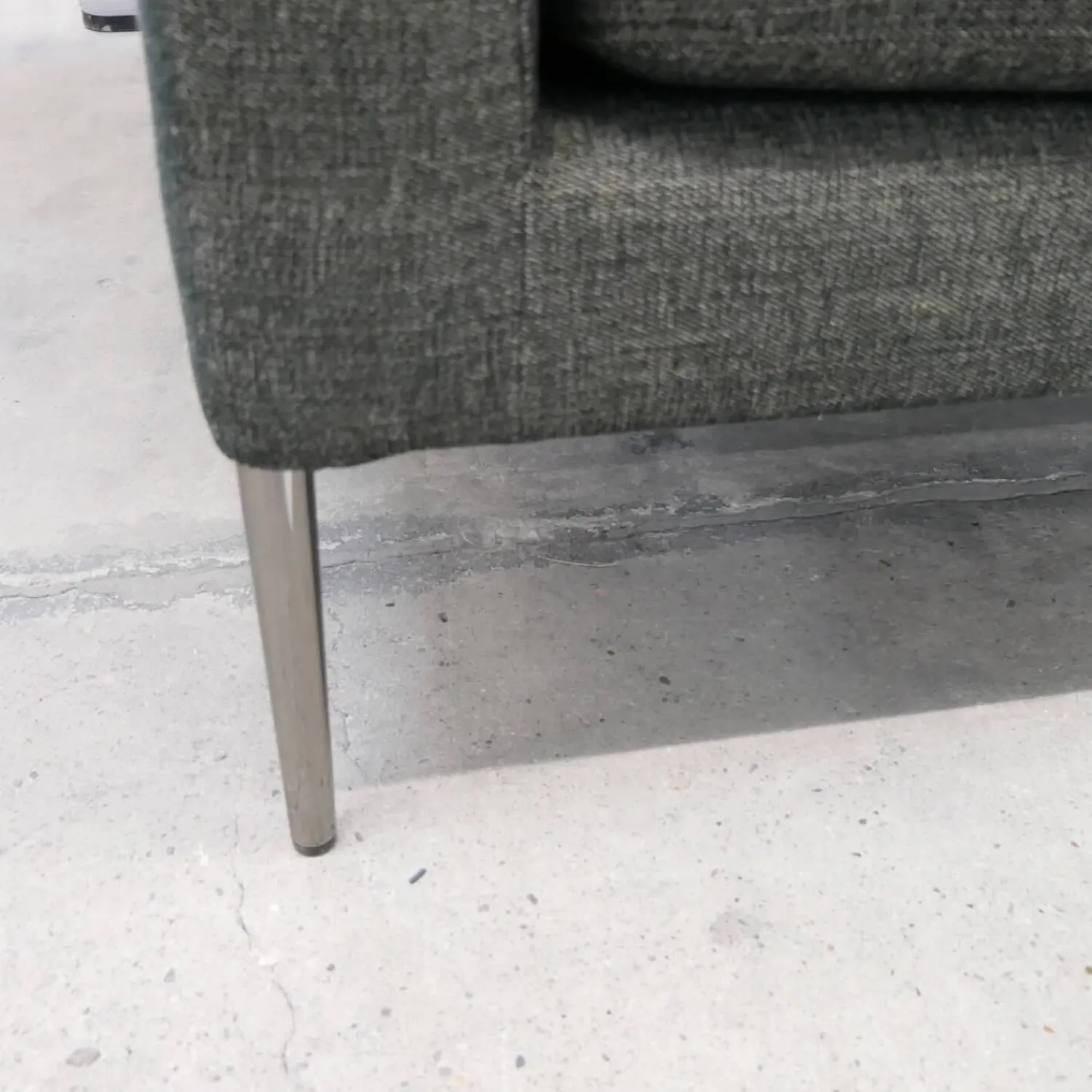 COR 3-Sitzer-Sofas|Sofa Pilotis Stoff 8161 Schwarz Braun Füße Schwarz Chrom Inklusive Rückenkissen