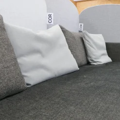COR 3-Sitzer-Sofas|Sofa Pilotis Stoff 8161 Schwarz Braun Füße Schwarz Chrom Inklusive Rückenkissen