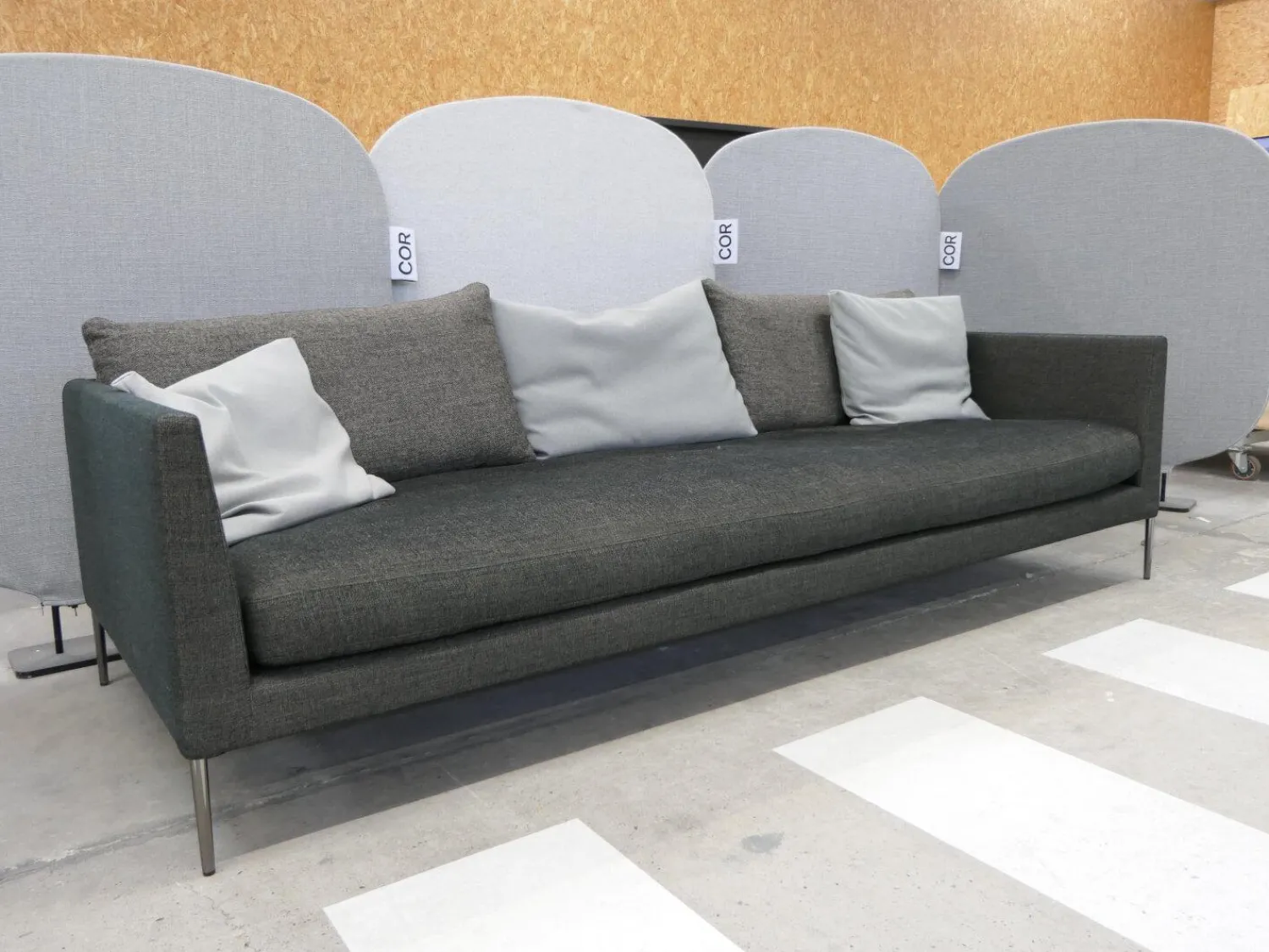 COR 3-Sitzer-Sofas|Sofa Pilotis Stoff 8161 Schwarz Braun Füße Schwarz Chrom Inklusive Rückenkissen