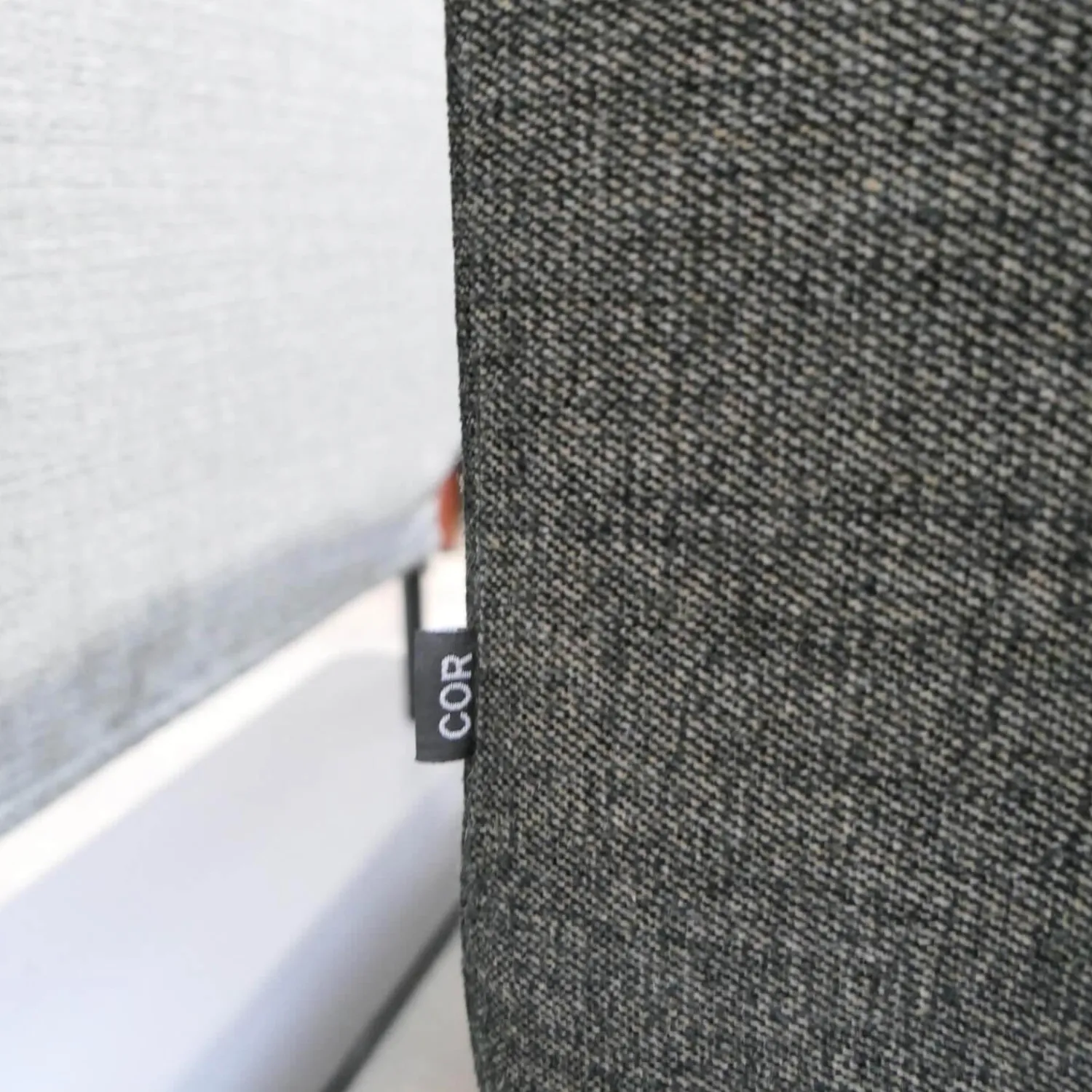 COR 3-Sitzer-Sofas|Sofa Pilotis Stoff 8161 Schwarz Braun Füße Schwarz Chrom Inklusive Rückenkissen