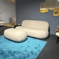 Ligne Roset 3-Sitzer-Sofas|Sofa Pukka Stoff Arte 3337 Shell Beige Inklusive Hocker