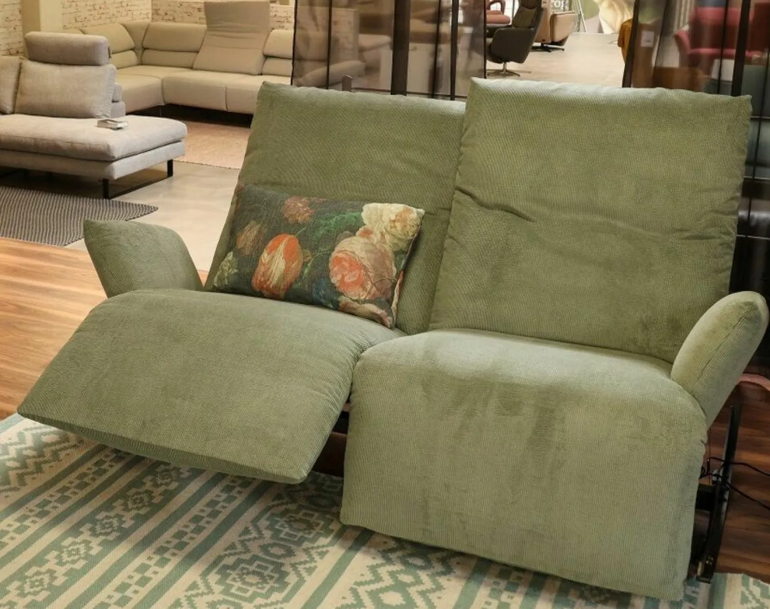 Bullfrog 2-Sitzer-Sofas|Sofa Rockfrog 0821 Stoff Manchester Jade Grün Untergestell Metall Schwarz mit motorischer Verstellfunktion