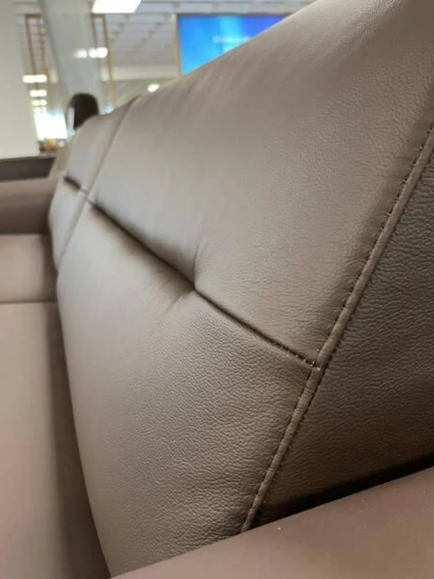 Stressless 2-Sitzer-Sofas|Sofa 2,5-Sitzer Stella Leder Batick Brown Armlehne mit Holzdetail inkl. Hocker mit Hockertisch