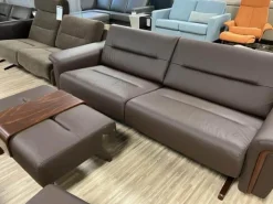 Stressless 2-Sitzer-Sofas|Sofa 2,5-Sitzer Stella Leder Batick Brown Armlehne mit Holzdetail inkl. Hocker mit Hockertisch
