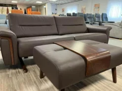 Stressless 2-Sitzer-Sofas|Sofa 2,5-Sitzer Stella Leder Batick Brown Armlehne mit Holzdetail inkl. Hocker mit Hockertisch