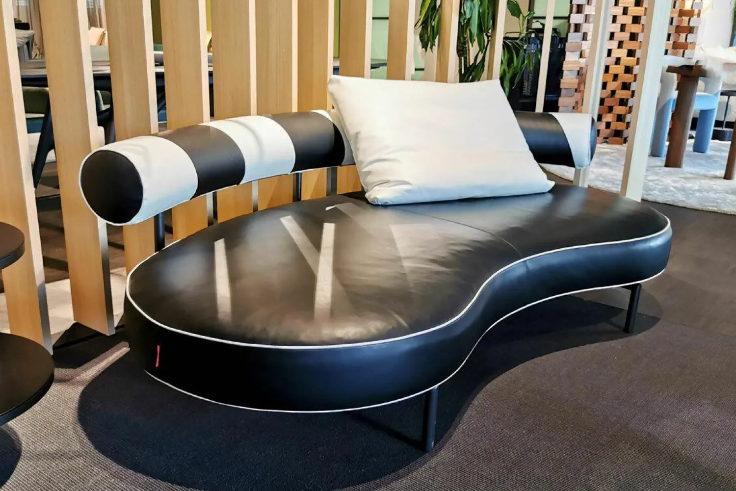 Flexform 2-Sitzer-Sofas|Sofa Supermax Leder Pelle N412 Schwarz Rückenlehne Schwarz Weiß Gestell Metall Brüniert