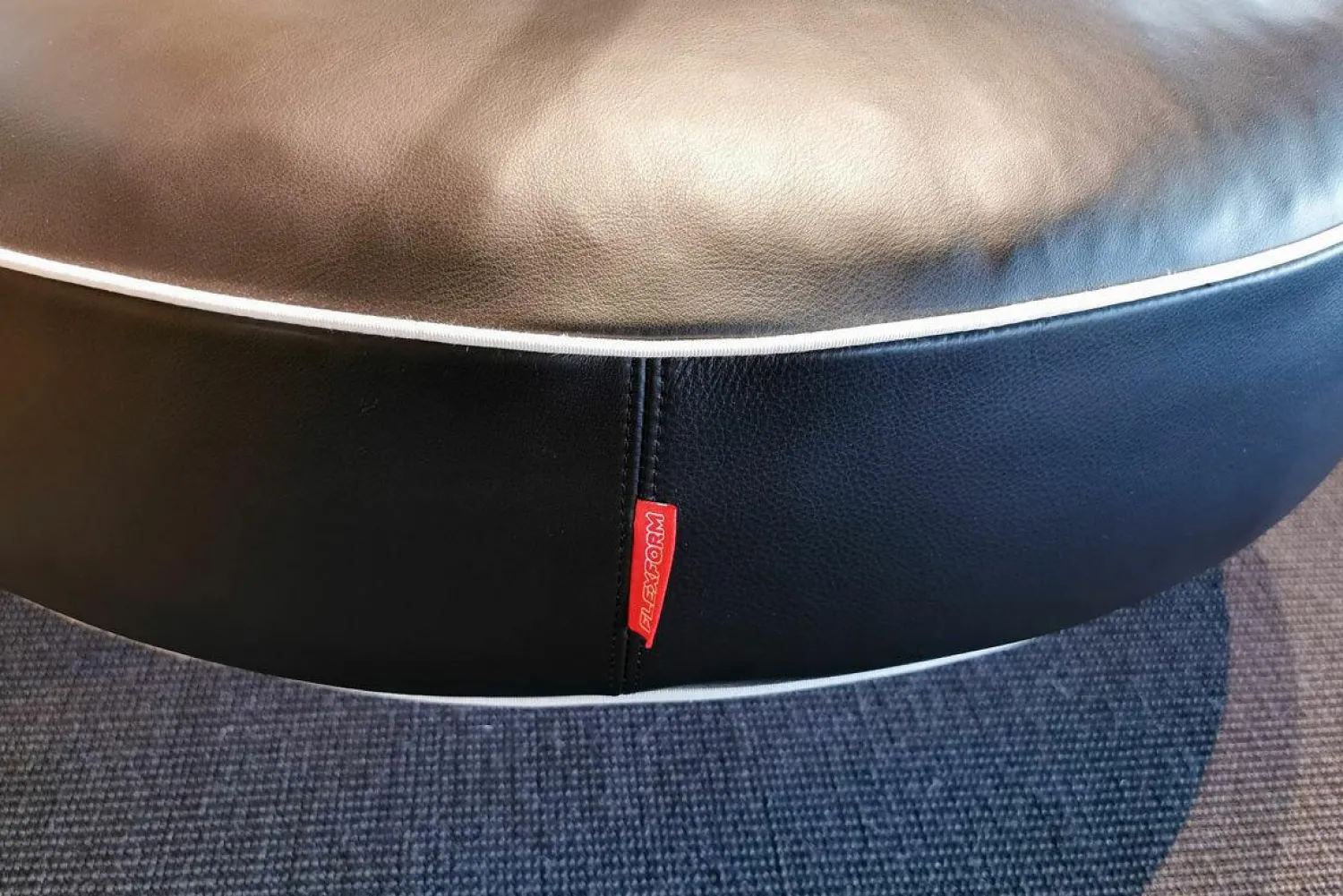 Flexform 2-Sitzer-Sofas|Sofa Supermax Leder Pelle N412 Schwarz Rückenlehne Schwarz Weiß Gestell Metall Brüniert