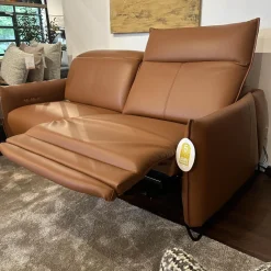 Rom 2-Sitzer-Sofas|Sofa Vitis Leder Montana Cognac Braun Füße 01BL Black Schwarz Mit Ausklappbarer Fußablage