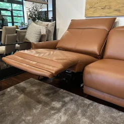 Rom 2-Sitzer-Sofas|Sofa Vitis Leder Montana Cognac Braun Füße 01BL Black Schwarz Mit Ausklappbarer Fußablage